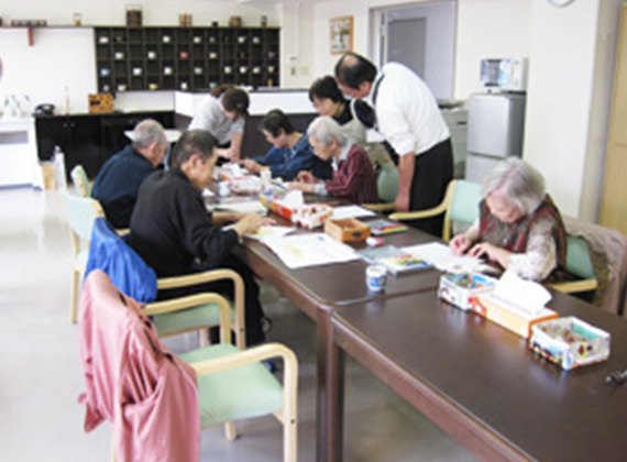 みんなで一緒にカレンダー作り・塗り絵・計算問題・歴史問題など